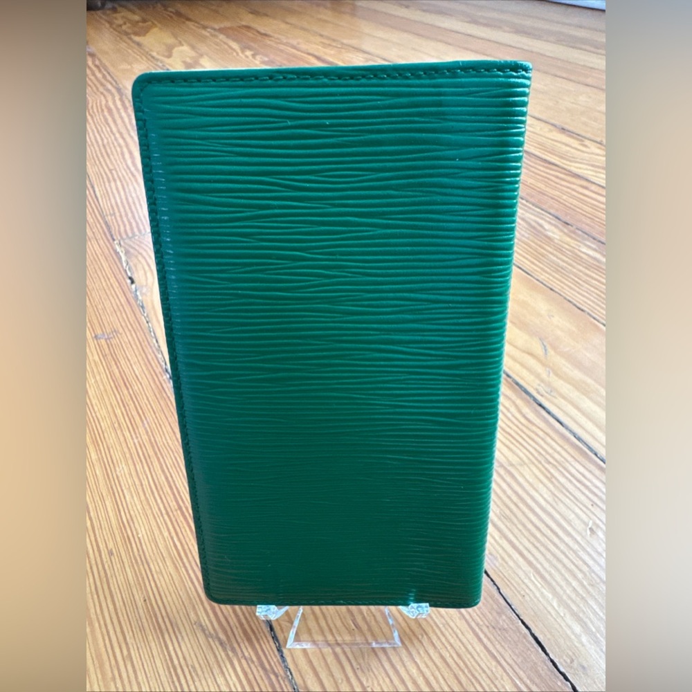 Authentic Louis Vuitton Green Epi wallet-paint has been touched up on int/ext - Picture 4 of 13